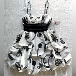 Elegant Black and White Womens/Juniors Formal Dress Size 3/4